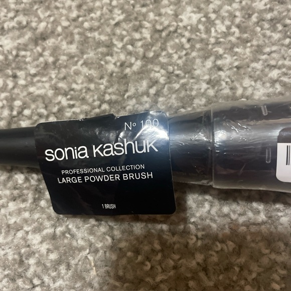 Sonia Kashuk Other - Sonia Kashuk Large Powder Brush - Black Handle with Dark Bristles
